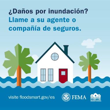 Una casa rodeada por aguas de inundación con palmeras cercanas. El texto dice: ¿Daños por inundación? Llame a su agente o compañía de seguros.