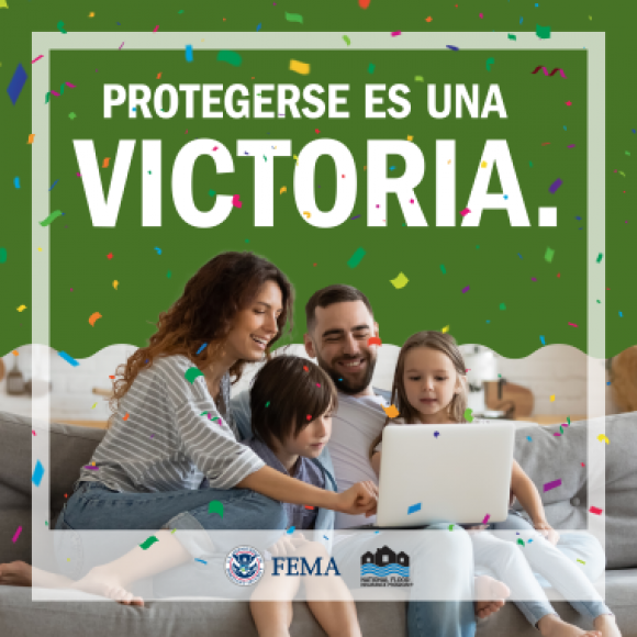 Protegerse es una victoria - una familia mirando una computadora