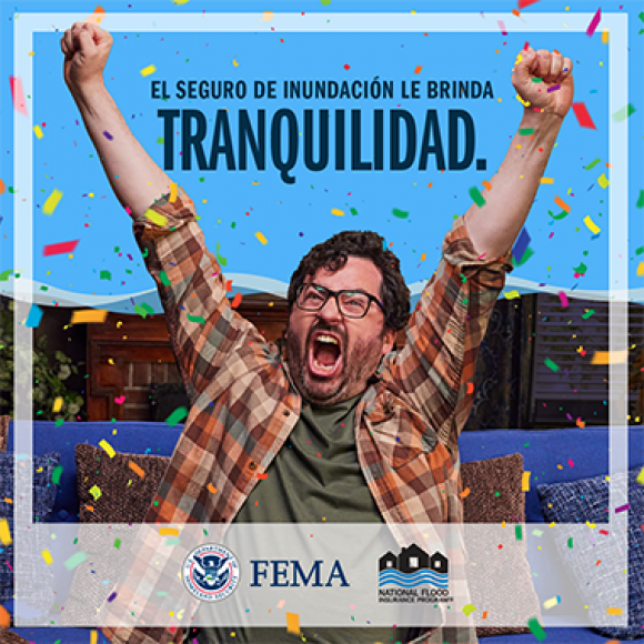 Hombre celebrando con los brazos en alto, mientras cae confeti. Texto: El seguro de inundacion le brinda tranquilidad.