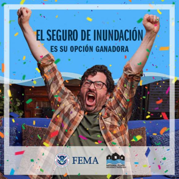 Hombre con los brazos levantados en señal de celebración. Texto: el seguro de inundacion es su opcion ganadora